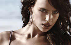 C罗女友海边拍摄性感大片