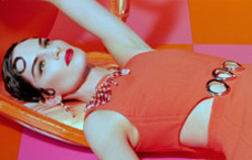 超模艾丽丝华服美裙演绎迷幻艳色