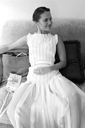 艾丽西亚维坎德化妆间内准备 白裙优雅女神范儿十足