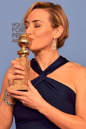 凯特&middot;温丝莱特着深蓝色长裙 优雅轻吻奖杯