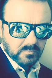 主持人瑞奇&middot;热维斯黑超酷炫就位