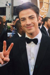 格兰特&middot;古斯汀童心依旧 黑色西装俏皮帅气