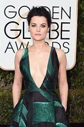 杰米&middot;亚历山大亮相红毯 优雅曲线凸显气质