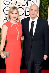 老戏骨杰弗里&middot;塔伯黑色西装帅气亮相红毯