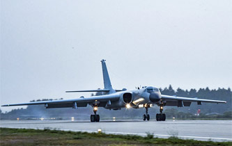 &ldquo;戰神&rdquo;轟-6K冒雨出擊 目標大洋深處