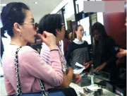 揭明星奢侈生活：王菲一餐上万 赵薇法国买千万酒庄