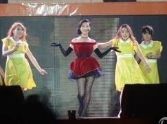 淘宝十周年晚会红衣美女走红 被誉为&ldquo;阿里女神&rdquo;