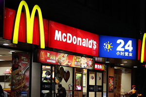 快餐巨头麦当劳在华陷“三重门”