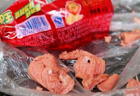 金锣火腿肠里竟吃出蟑螂