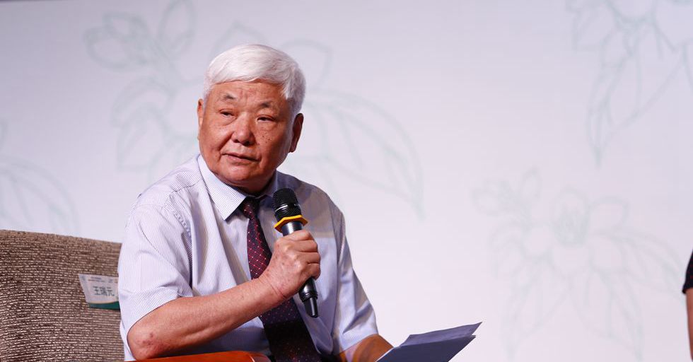 中国粮油学会顾问王瑞元主持论坛