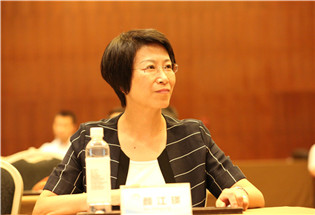 国家食品药品监督管理总局新闻司司长颜江瑛