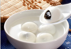 南"包"汤圆 北"滚"元宵