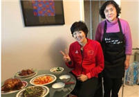 郎平现场展示厨艺答谢赴美探访团
