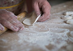 厨艺达人双手擀饺子皮