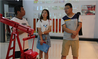 工作人员向记者讲解公司概况