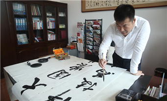 贵州西洋肥业总经理贾启彬为活动题词