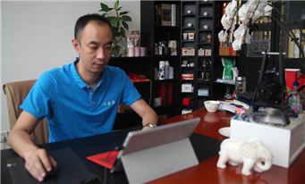 四川金象赛瑞化工股份有限公司总经理雷珂接受采访