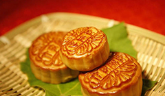 月饼裹粉油炸成汉堡