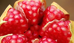 达人巧妙剥石榴