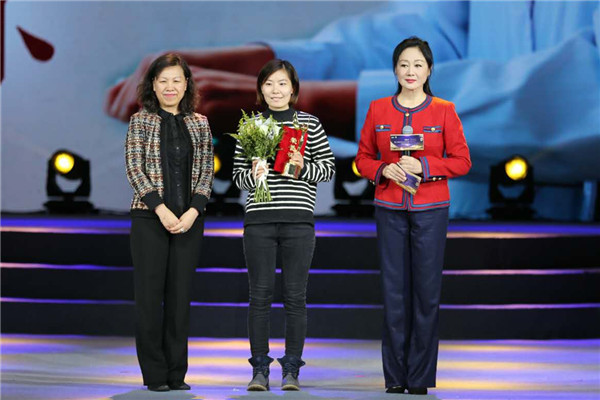 中国妇女发展基金会副秘书长张建岷为王璐和支雨娜为代表的器官协调员们致以“最美善行者”荣誉