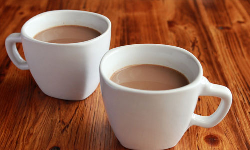 迪拜煮&ldquo;世界最大杯奶茶&rdquo;与游客分享