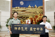 向酒泉卫星发射中心赠送牌匾