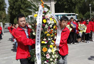 代表团向烈士陵园敬献花篮