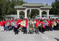 代表团向烈士陵园敬献鲜花