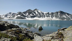 新疆阿勒泰高山“藏”湖 白雪相映美不勝收