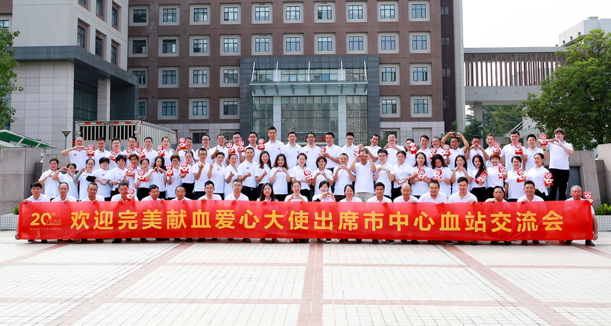 学生代表为嘉宾佩戴红领巾表达感激之情