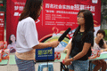 在校大学生接受主持人现场采访