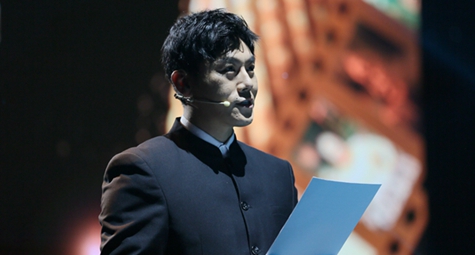 秦昊讲述善行故事《钢铁脊梁是怎样炼成的》