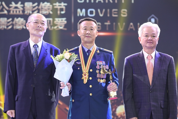 中国华文教育基金会理事长赵阳和完美公司董事长古润金为李中华授予最美善行者称号