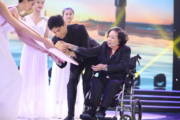 梁冰在山河书卷上盖上印章