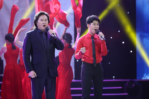 戴玉强、柳博演唱《共筑中国梦》