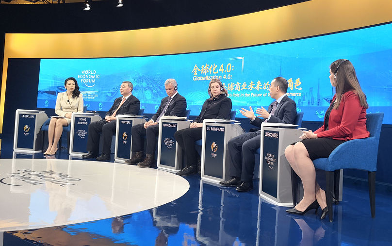 蒙牛CEO卢敏放出席CCTV《对话》节目