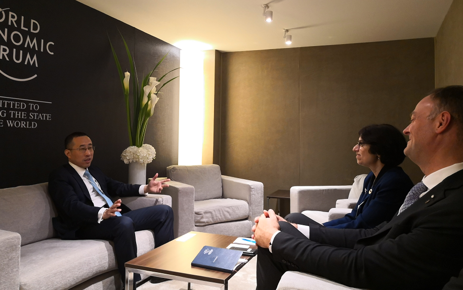 蒙牛CEO卢敏放会见达沃斯首席运营官Sarita Nayyar