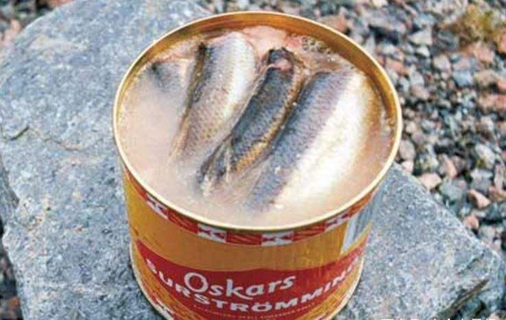 俄罗斯古城热闹举办鲱鱼节