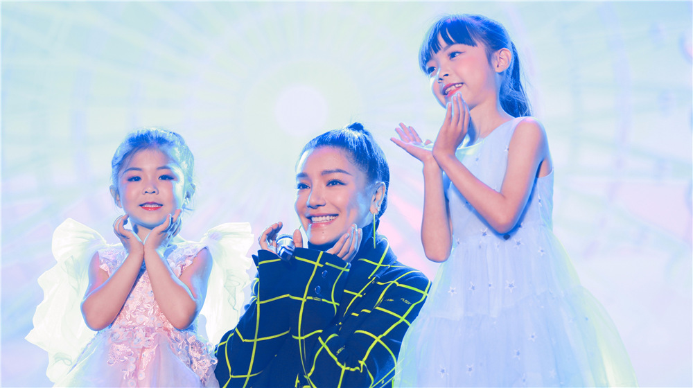 江映蓉演唱《亲亲我的宝贝》