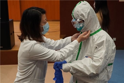 无法握手，但始终并肩