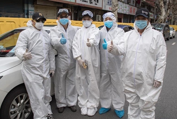 武汉：走近新生命的“摆渡人”