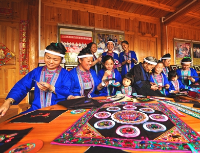 苗绣织就乡村振兴锦绣图景