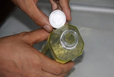 康师傅冰糖雪梨喝出虫子 厂家不查想"一赔十"