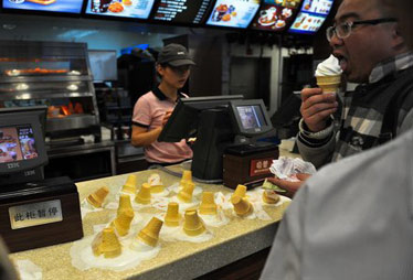 不满肯德基服务 男子买42个甜筒倒扣肯德基柜台