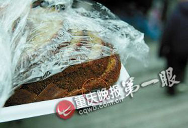 家乐福蛋糕包装内竟有老鼠屎 回应称无法避免