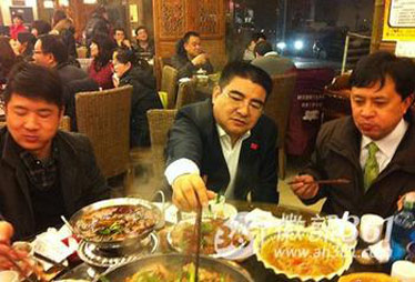 陈光标带头吃剩饭引争议