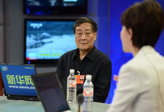 嘉宾宗庆后与主持人交谈