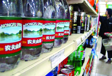 观察一:被指生产标准不如自来水 违规还是钻空子?