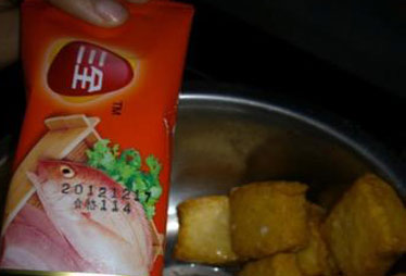 三全食品公司鱼豆腐被曝保质期内发霉变绿
