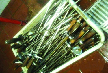 观察三:餐具不消毒,吃剩餐点回桌,后厨变身黑工厂?